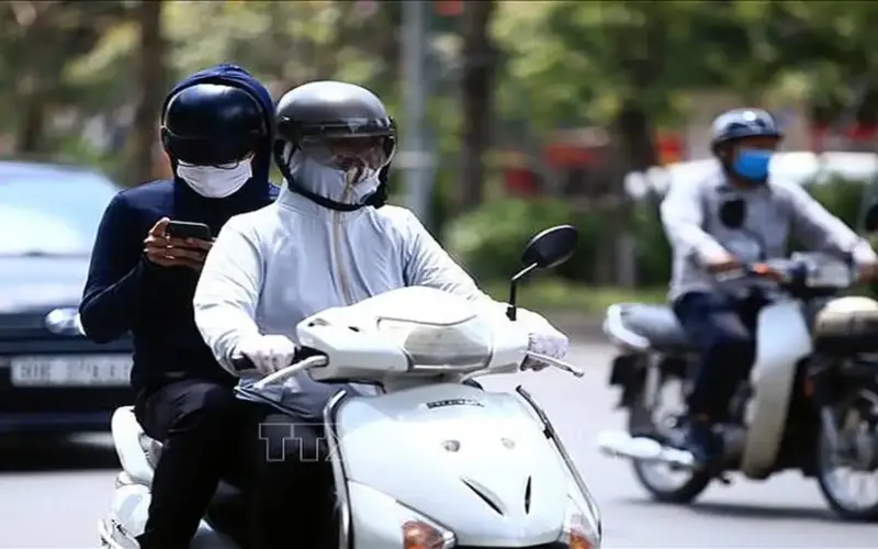 توقعات الطقس ليوم 22 مايو: ستشهد شمال فيتنام عواصف رعدية ليلاً، مع طقس حار ومشمس خلال النهار، وتحذير من فيضانات مفاجئة في المناطق الجبلية.